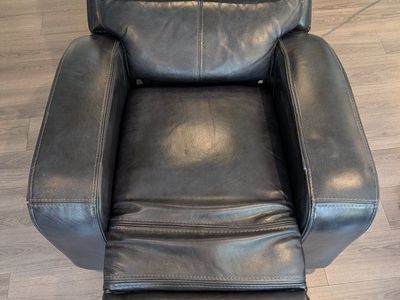Black Leather Power Recliner with USB Charging Port - Excellent Condition
