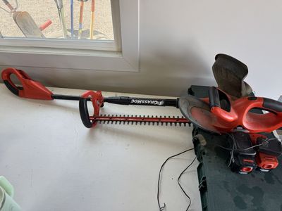 Black & Decker Grass Hog 18V Cordless Electric Hedge Trimmer and Edger with 2 Batteries