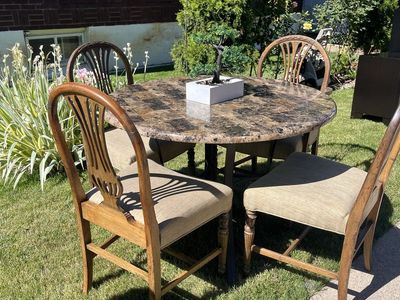 Round table set