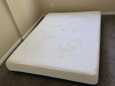 Free Full Size Mattress, White, Used with Stains - Comfortable Sleep Solution