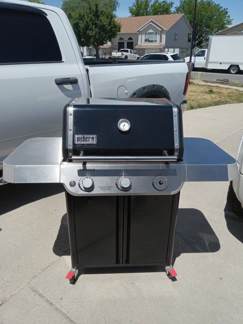 Weber Genesis E-315 3 Burner Propane Grill W/Cover