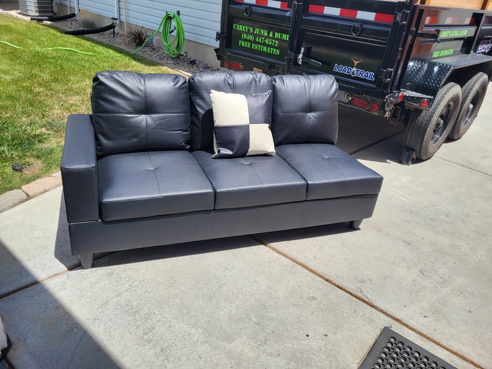 Vinyl Sofa Piece w/Pillow
Black*