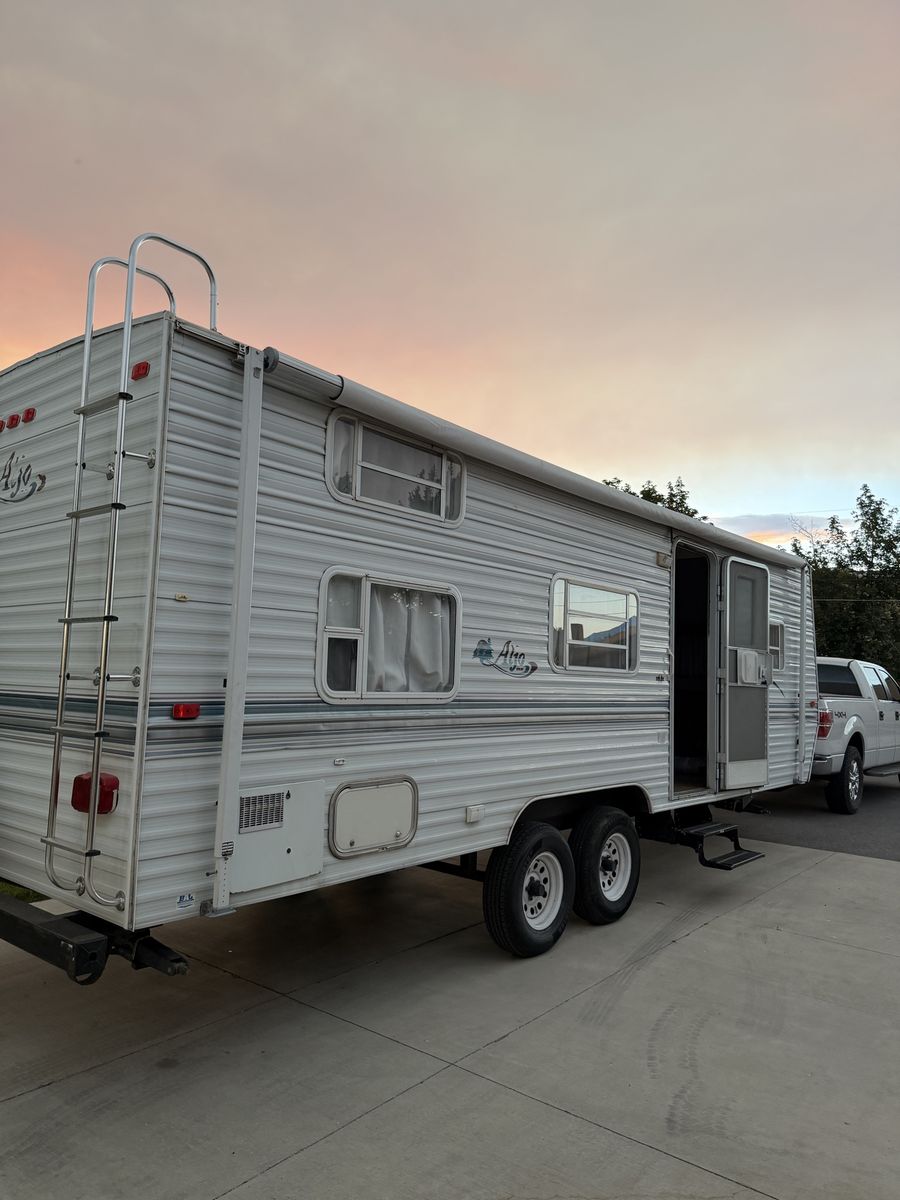 2000 Aljo Model 2610 Travel Trailer - 27ft, Sleeps 6, AC, New Awning/Toilet