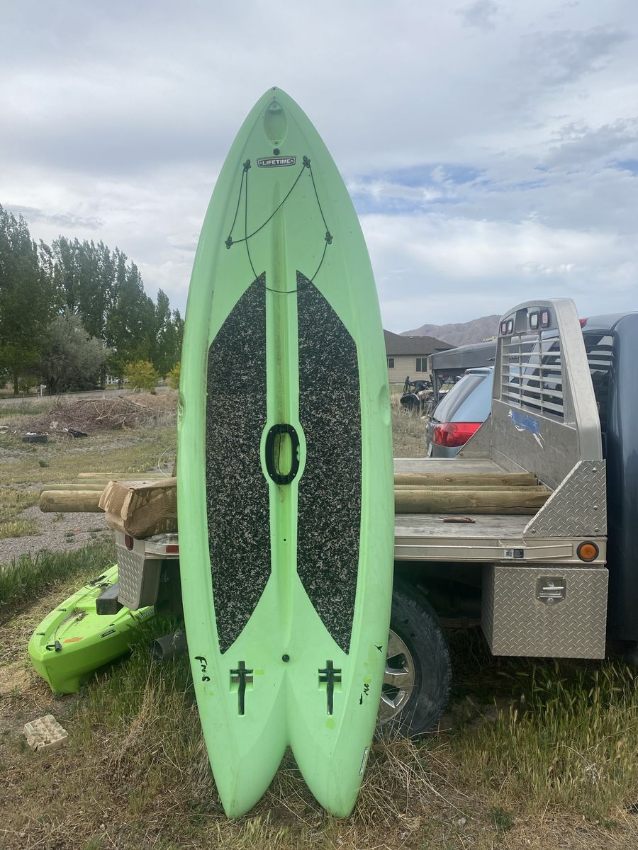 Green life time paddle board