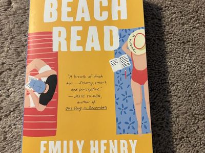 Beach Read by Emily Henry Paperback