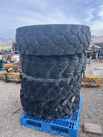 SET OF 4 DURAFORCE 400/75-28 TIRES WITH RIMS