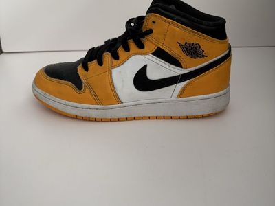 Air Jordan 1 Mid GS Yellow Toe Taxi Sneakers Size 6Y (554725-701)