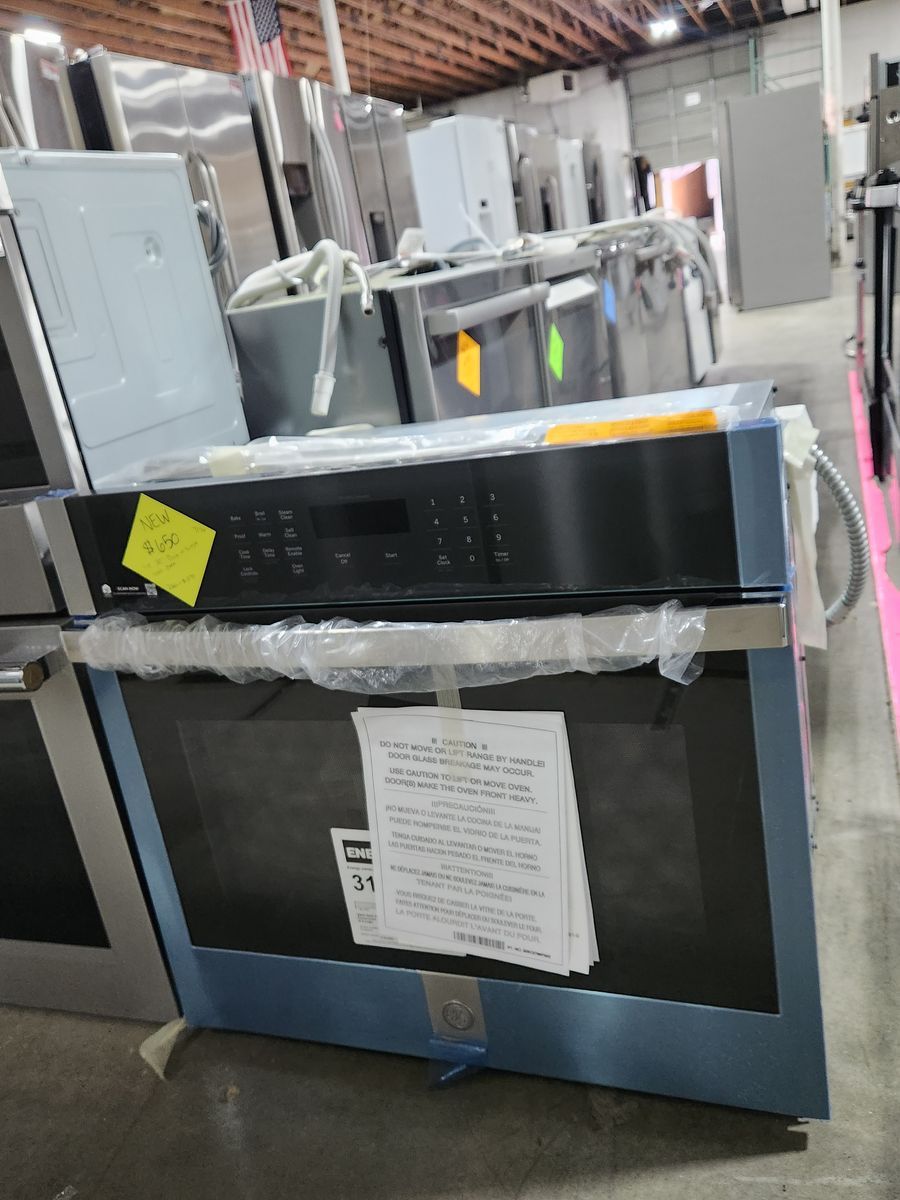 STUNNING BRAND NEW! GE 30" STAINLESS STEEL SINGLE WALL OVEN!