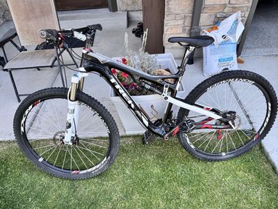 Mens L carbon fiber Trek mountain bike