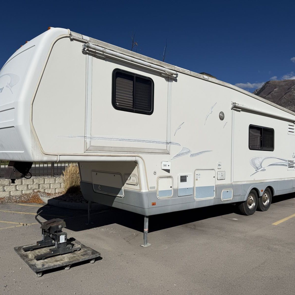 2000 National Sea Breeze 32' Fifth Wheel – $8,500 OBO