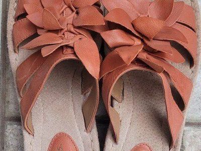 Clarks Artisan Orange Leather Floral Sandals Women's Size 9