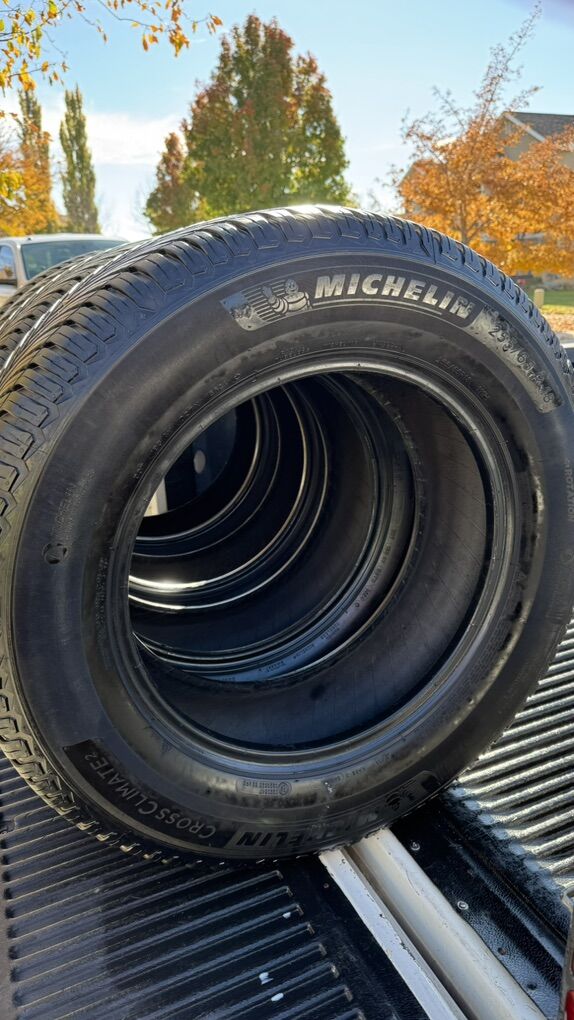 255/65/18 Michelin Crossclimate 2 Almost New!