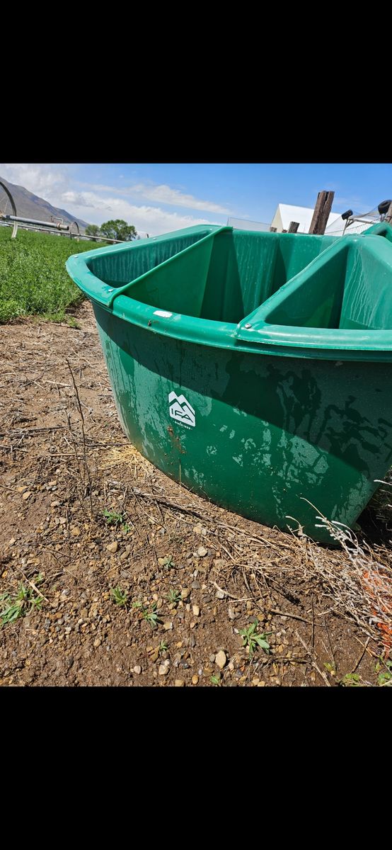 Corner Feeders / livestock feeder