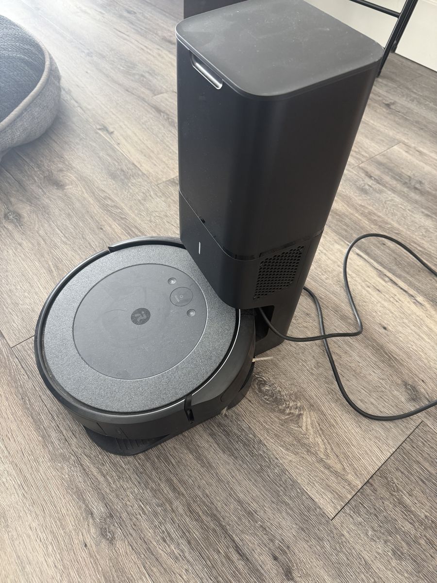 FREE iRobot Roomba + Self-Emptying Base – Needs Repair
