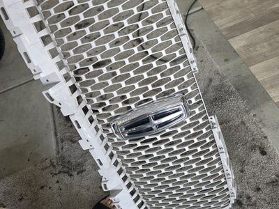 Lincoln Honeycomb Grille Assembly - White - Front Bumper Car Part 2018+