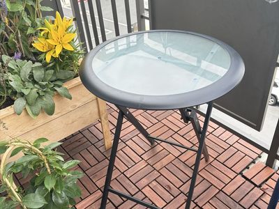 Pretty Bistro Round Glass And Steel Table