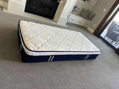 Rresta Z Precision Crafted Edition Luxury Mattress - Twin Size, Excellent Condition