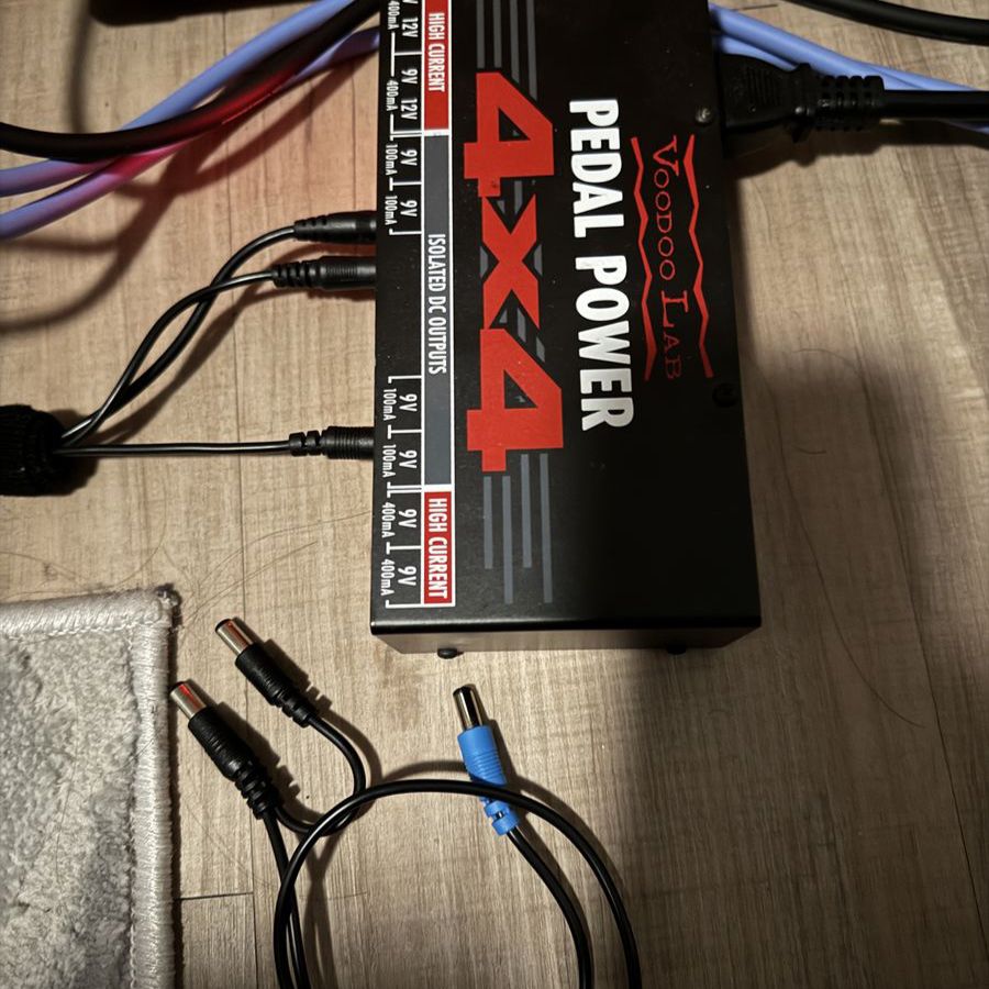 Voodoo Lab Pedal Power 4x4  Pedal Power Supply
