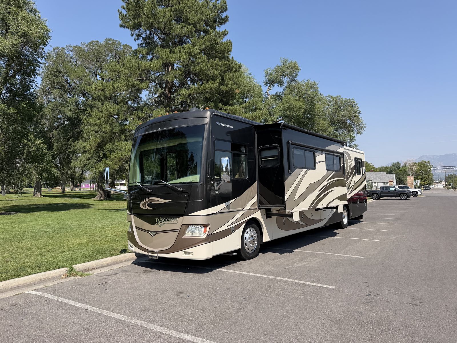 8.3 Liter, Stored Inside, King Bed, Outside Kitchen, 56k miles, 2011 Fleetwood Discovery 40X Like= Bounder, Excursion Expedition