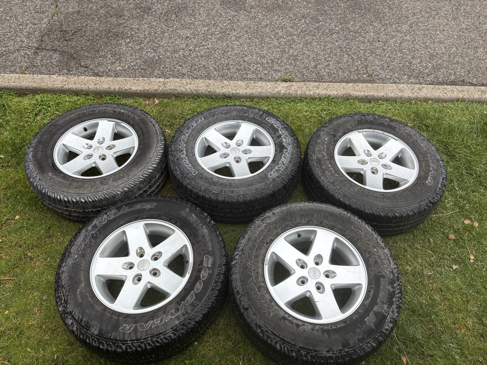 GREAT SET x 5  !!! - 17" Jeep wheel with Wrangler 255/75 R17