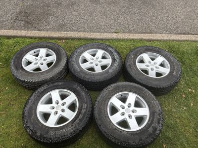 GREAT SET x 5 !!! - 17" Jeep wheel with Wrangler 255/75 R17