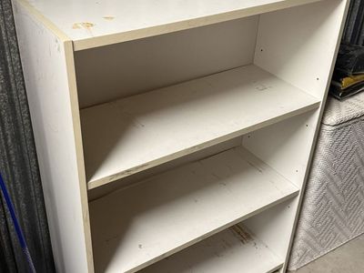 White Wood Laminate 3-Shelf Bookcase with Adjustable Shelves - Versatile Storage Unit