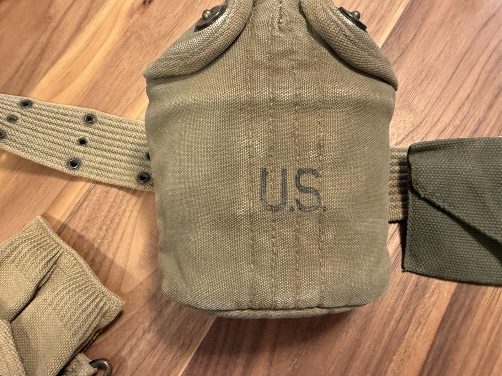 US Army canteen, belt, et
