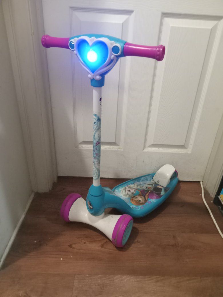 Disney Frozen 3-Wheel Light-Up Kick Scooter