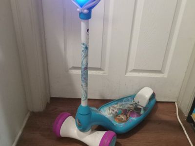 Disney Frozen 3-Wheel Light-Up Kick Scooter
