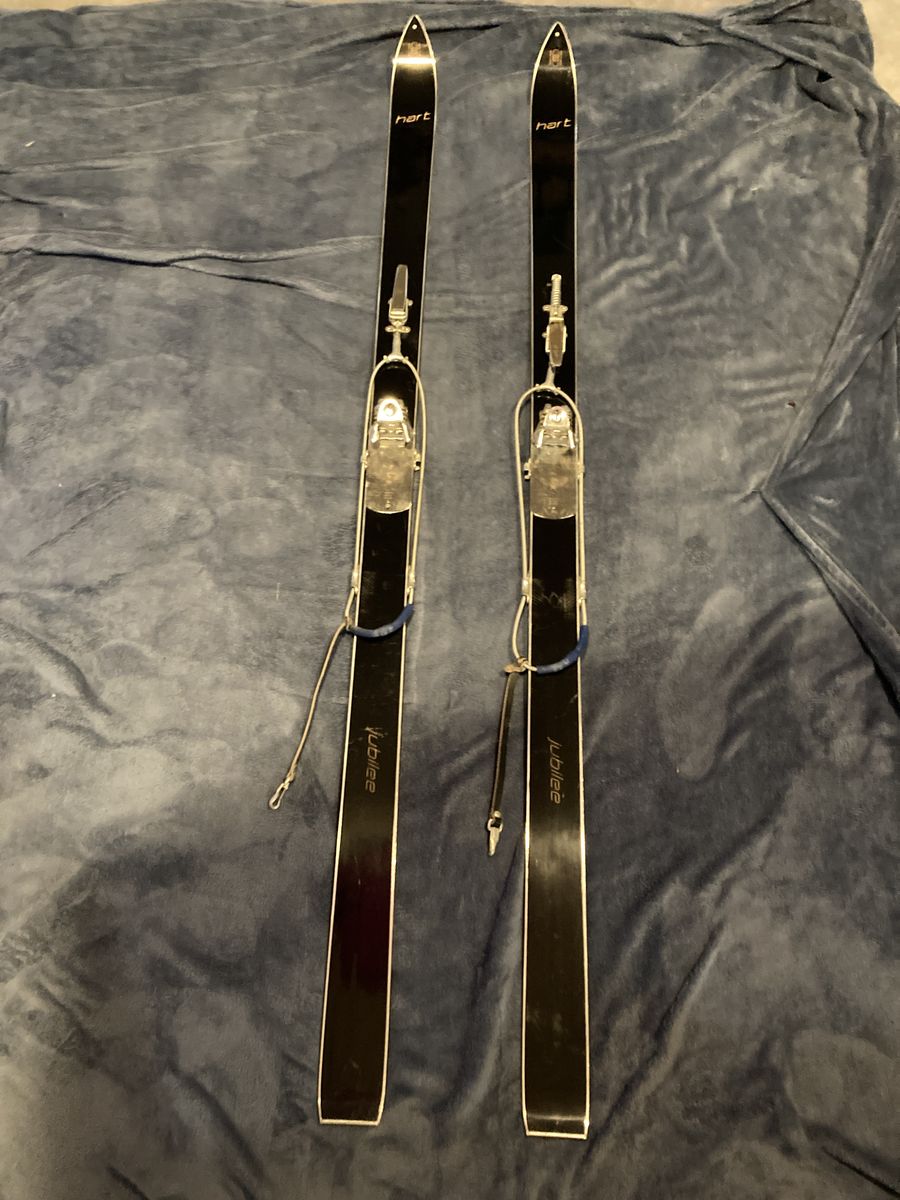 Vintage Rare 1960s Hart Jubilee Downhill Skis Sleek Dark Black Finish Metallic Edges Cable Bindings Nice Condition
