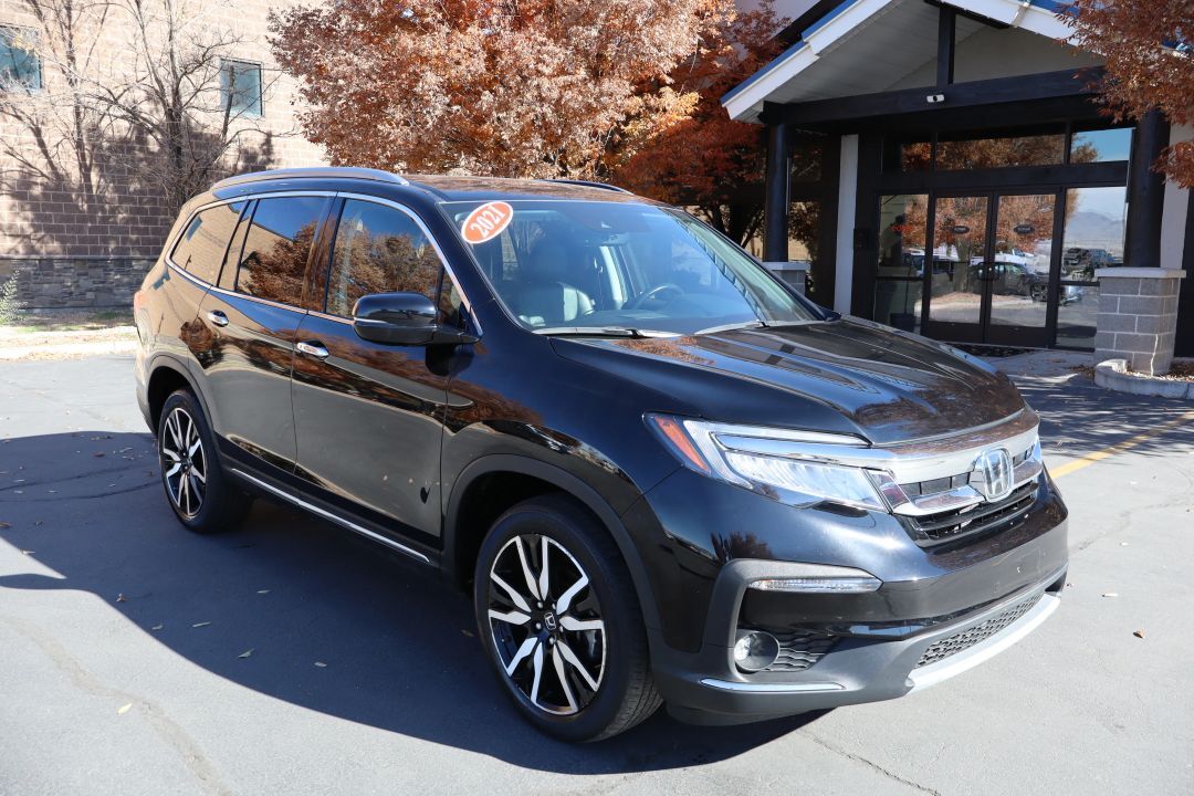 2022 Honda Pilot Touring w/Rear Captain's Chairs