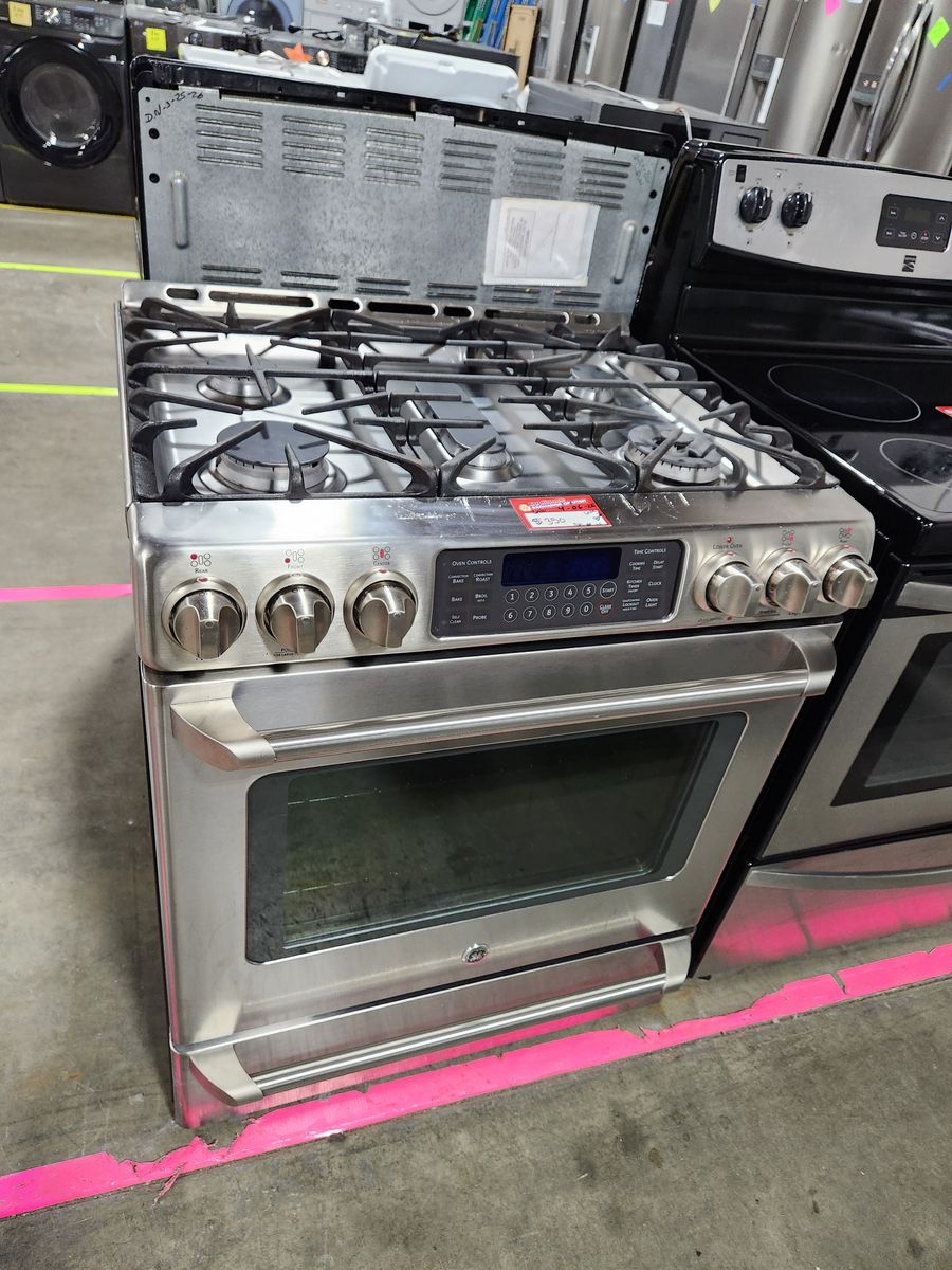 BEAUTIFUL GE STAINLESS STEEL SLIDE IN 5 BURNER GAS RANGE!