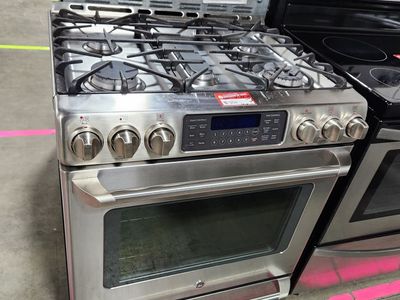 BEAUTIFUL GE STAINLESS STEEL SLIDE IN 5 BURNER GAS RANGE!