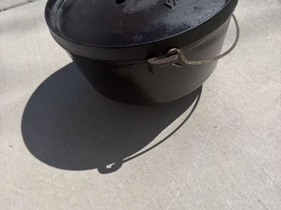 Lodge 12" Deeo Camp Oven Dutch Oven