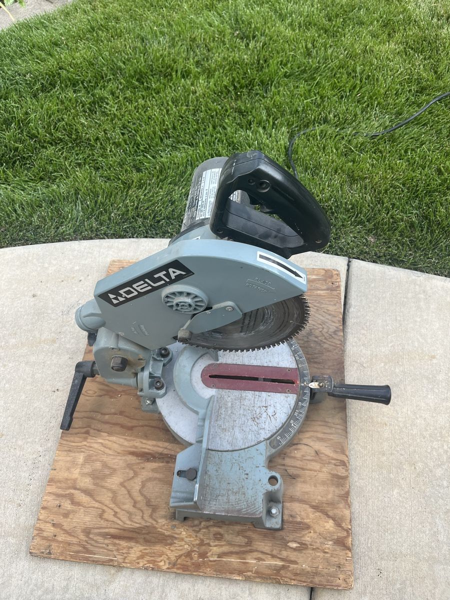 Delta compound miter saw tool