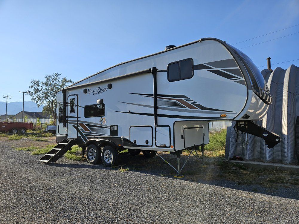 Mesa Ridge Light RV Travel Trailer w/ Reese Goosebox Hitch - Excellent Condition
