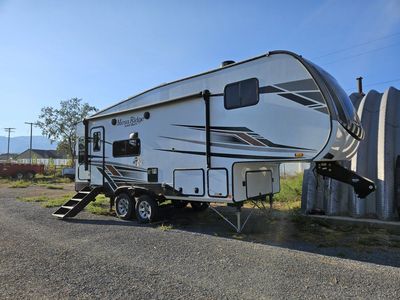 Mesa Ridge Light RV Travel Trailer w/ Reese Goosebox Hitch - Excellent Condition