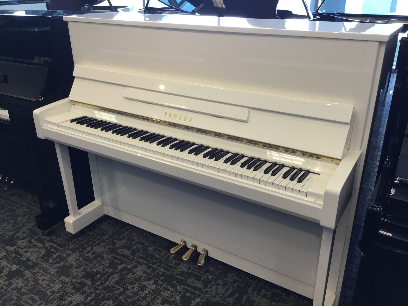 WHITE YAMAHA UPRIGHT STUDIO PIANO!!!