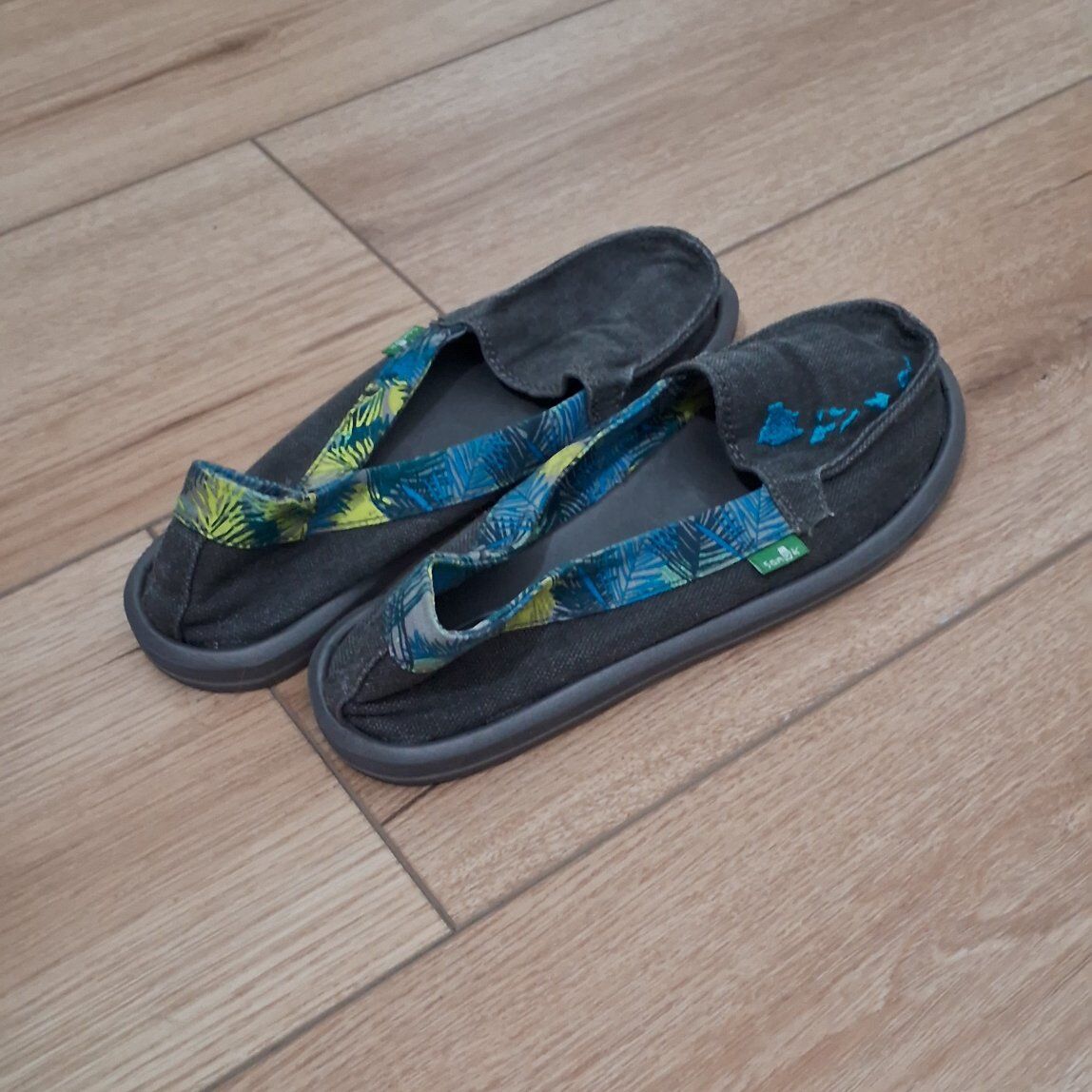 Sanuk Women's Slip-On Shoes Size 6