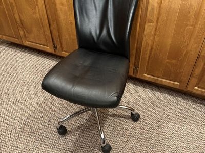 Black High-Back Faux Leather Office Chair – Chrome Rolling Base