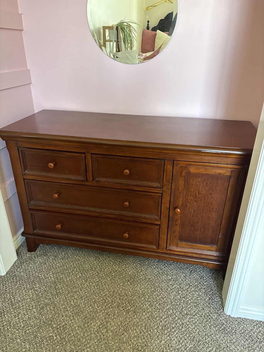 Beautiful dresser, chest of drawers