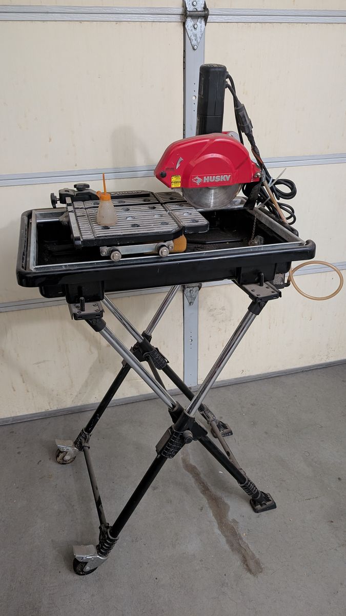 Husky THD950L 7-in Wet Tile Saw, Portable with Stand
