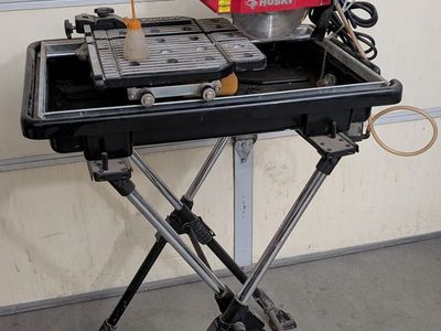 Husky THD950L 7-in Wet Tile Saw, Portable with Stand