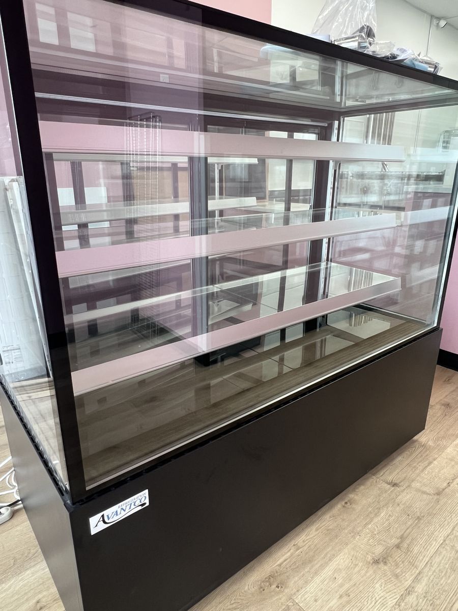 Avantco Refrigerated Display Case