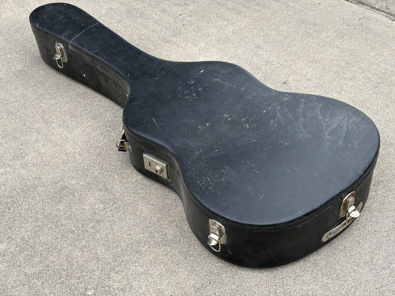 Vintage hollow body guitar case. Latches work great. Nice weathered look