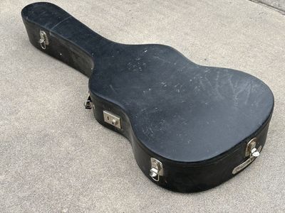 Vintage hollow body guitar case. Latches work great. Nice weathered look