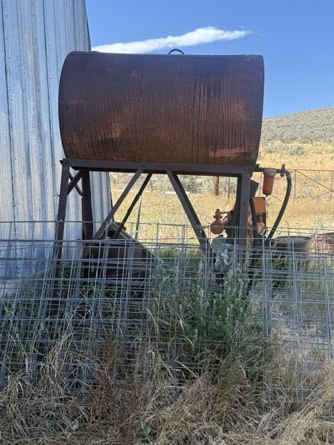 Fuel tank with stand and hose