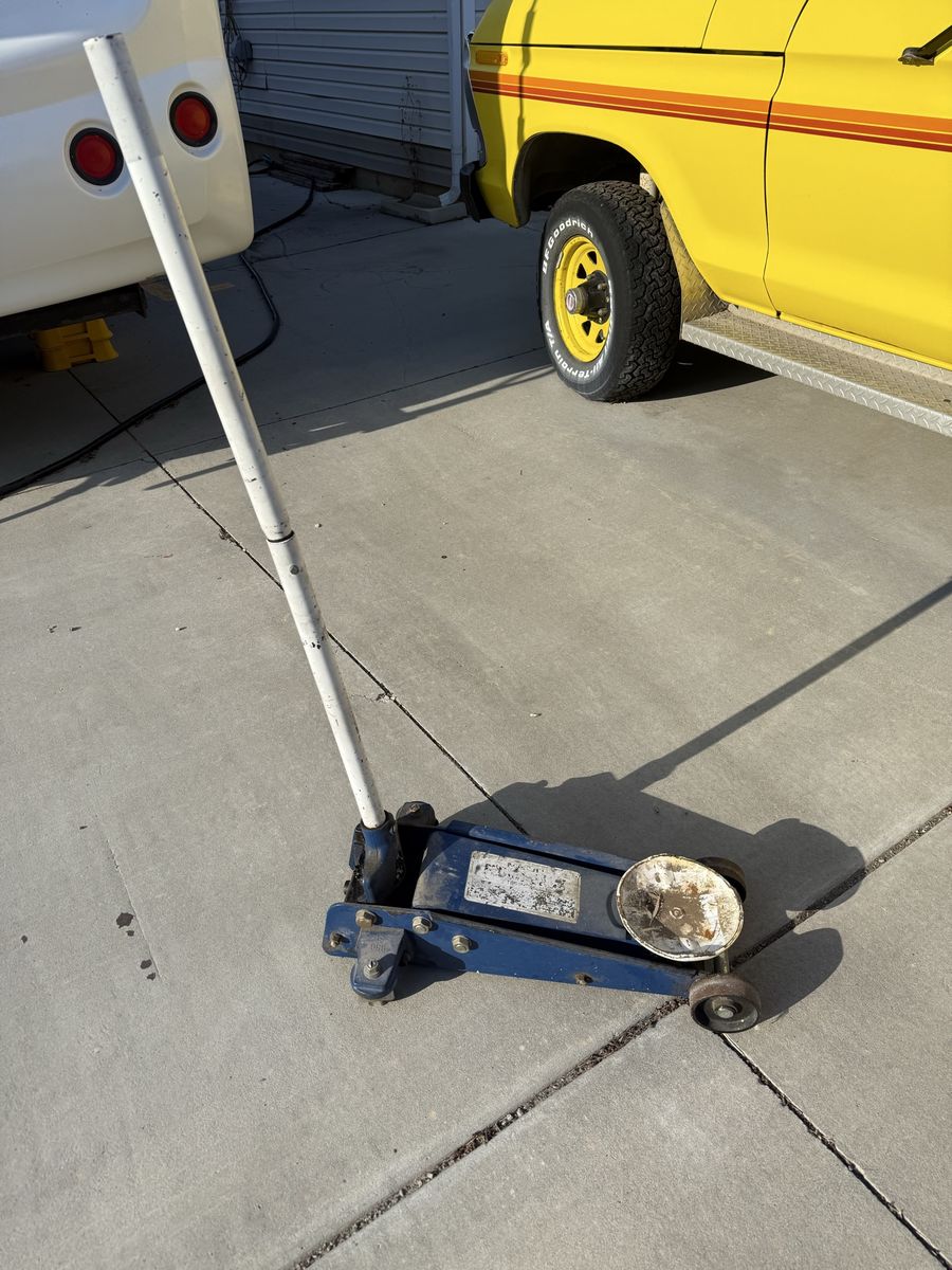 Pittsburgh Floor Jack Blue 2 Ton