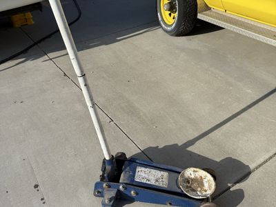 Pittsburgh Floor Jack Blue 2 Ton