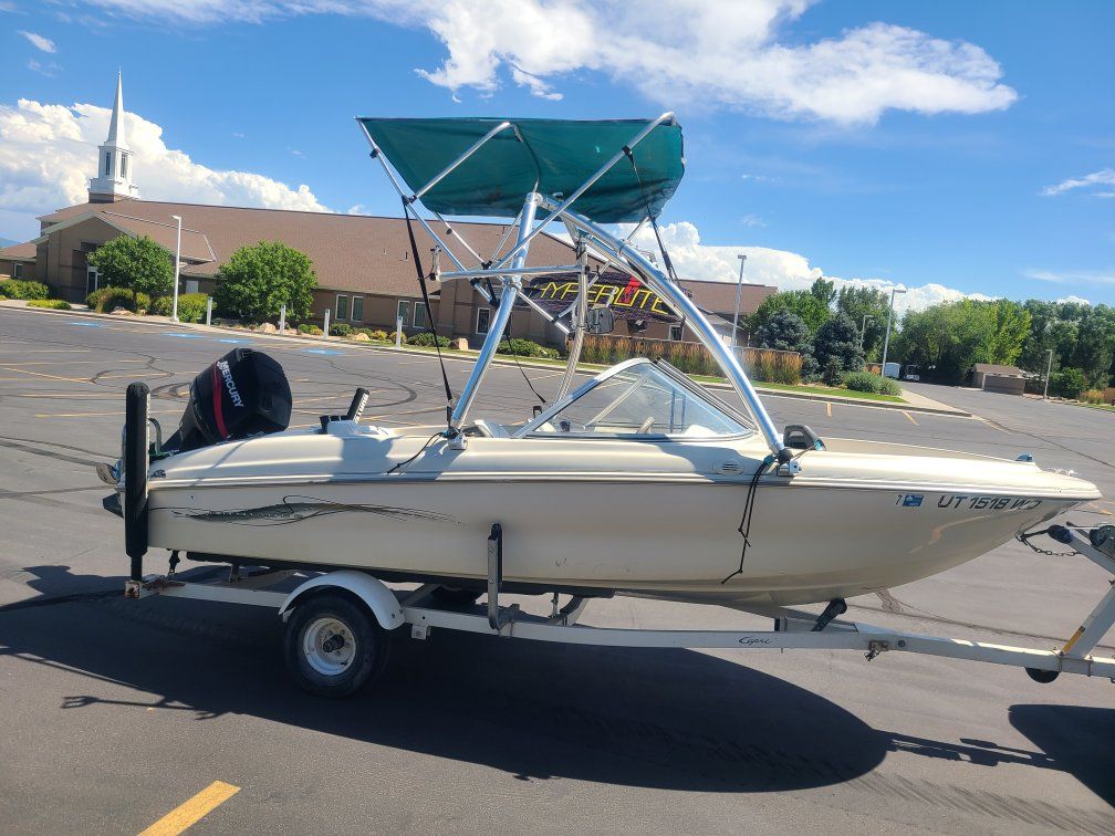 2000 Bayliner Capri 1600 boat, lots of extras